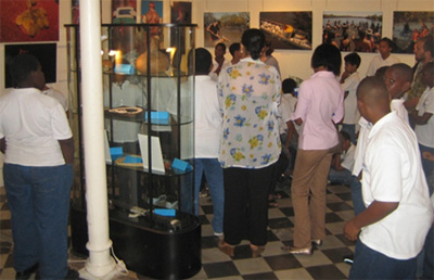 Groupe de scolaires en visite dans la salle d'exposition du Musée
